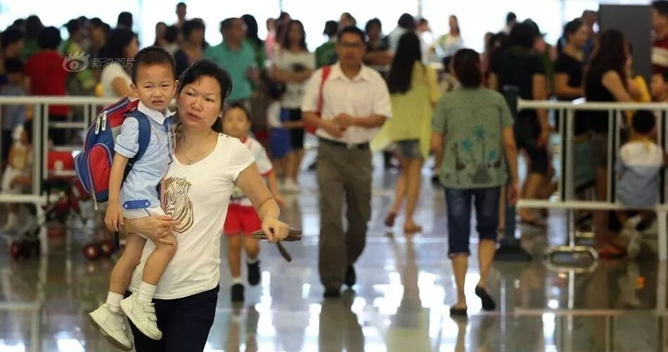 送孩子去香港留学安全吗_香港孩子上学要钱吗_千万不要送孩子到香港上学