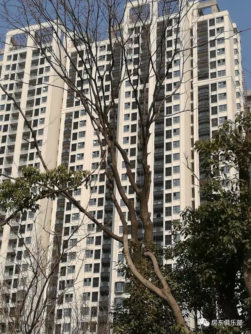 英地和华启大堂的楼道均使用普通品牌的瓷砖,价格要便宜些,海马公园