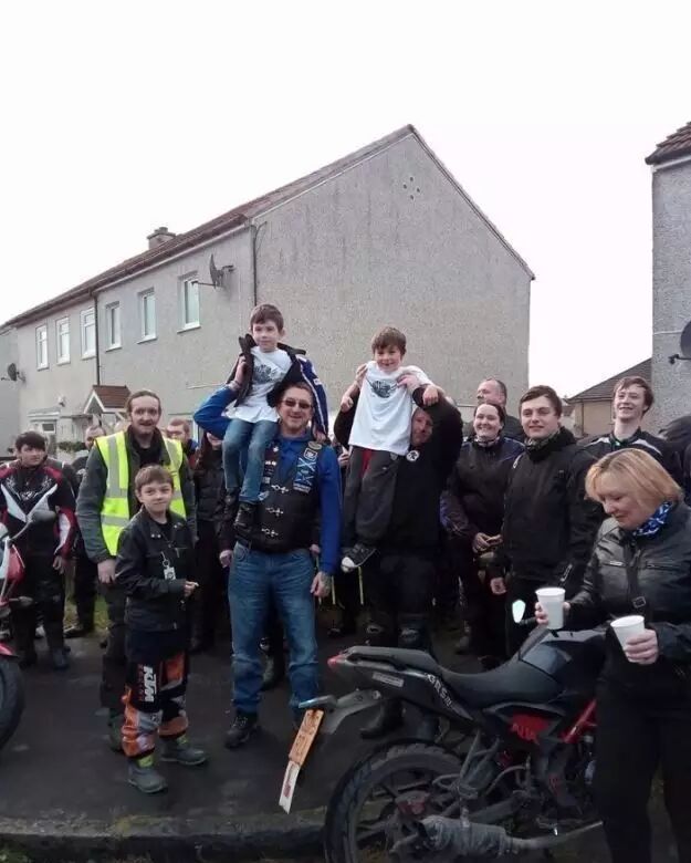 男孩长期遭受校园欺凌,直到一群机车壮汉的出现