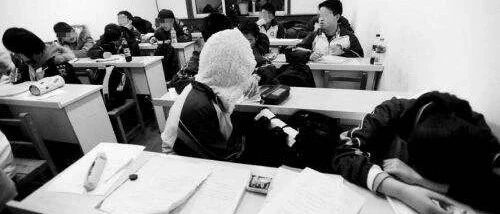 有偿补课且不说，教唆打人、矢口否认，你的师德呢？