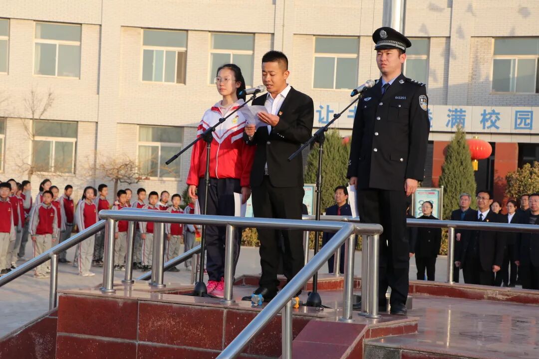 中宁二中开展守护法律保安宁学习雷锋见行动主题的升旗仪式