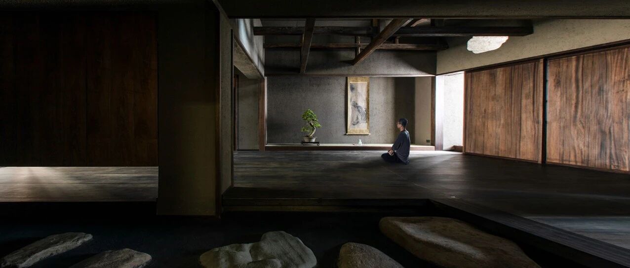 一个温州男教师，花200万把家刷成全黑，9成时间在家避世