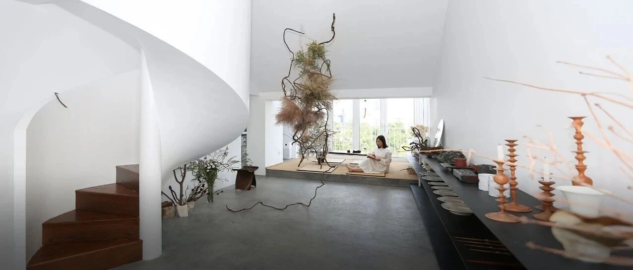 我继承了奶奶在二环的老破小，推开窗就是北京最魔幻景色