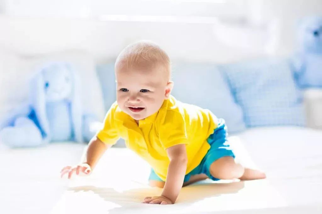 0-2岁宝宝，不同时期大动作发育标准不同，看看你家孩子达标了吗？-图1