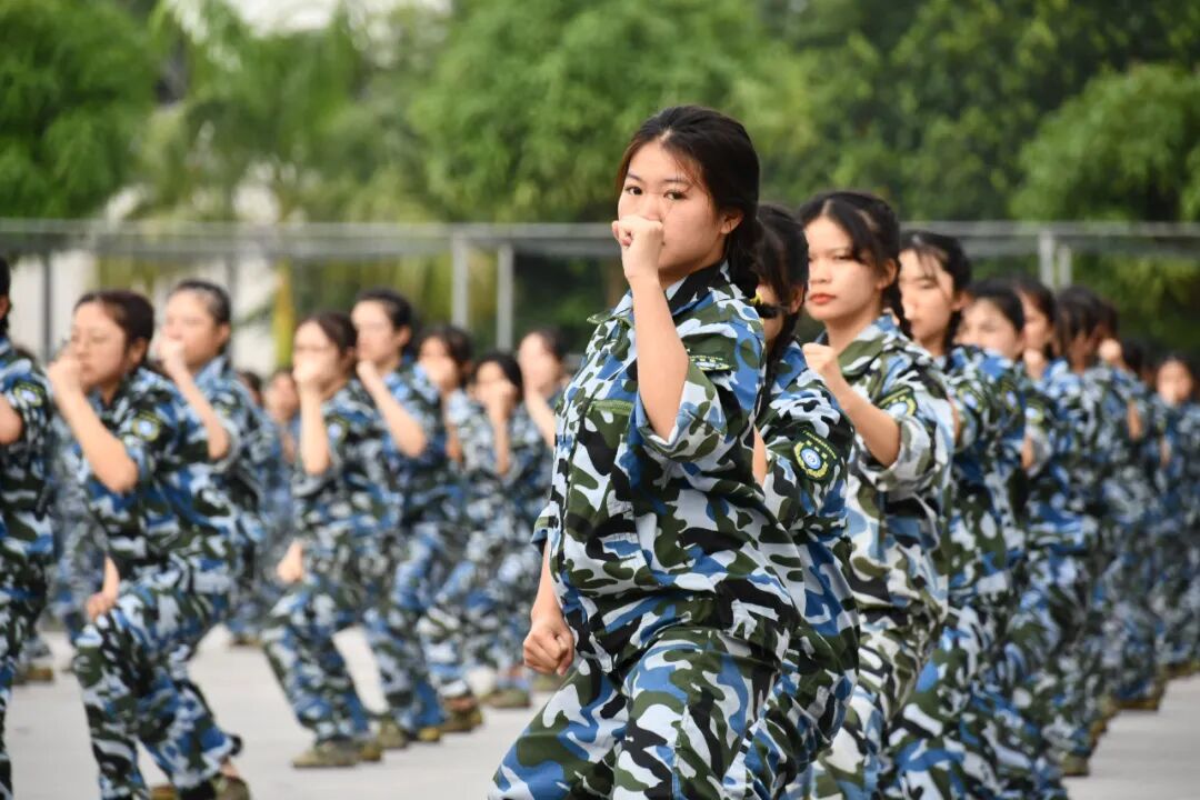 广西幼儿师范高等专科学校2021级新生军训第一批圆满结束
