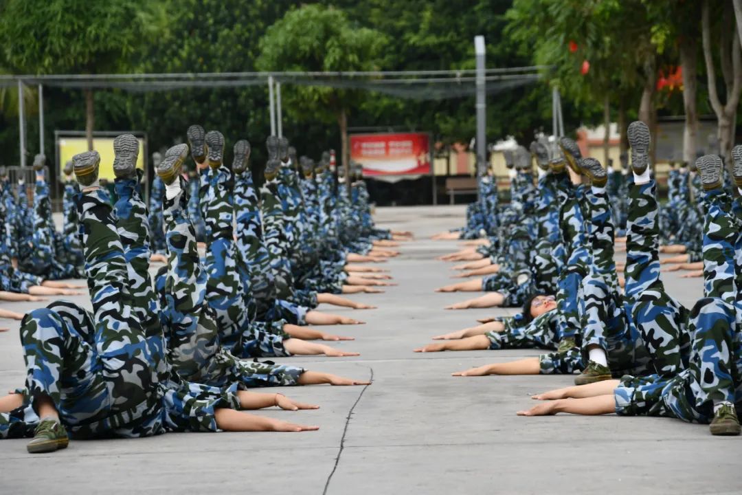 广西职业师范学院军训图片