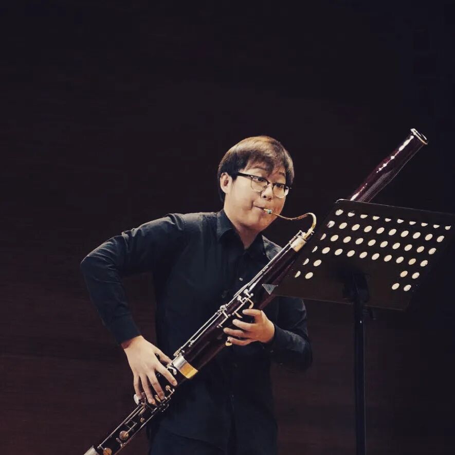 毕业于星海音乐学院,先后师从梁汉华副教授,张德亮老师,高佳思老师.