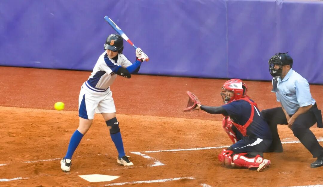 中国最大棒垒球场馆举行测试赛首秀