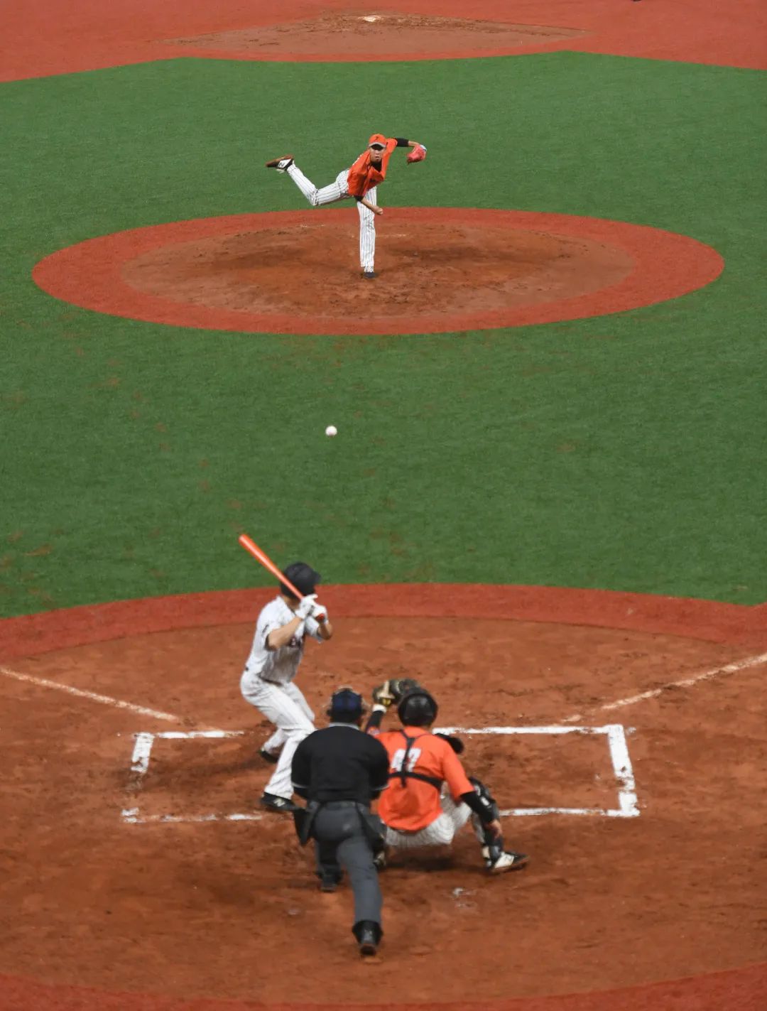 中国最大棒垒球场馆举行测试赛首秀