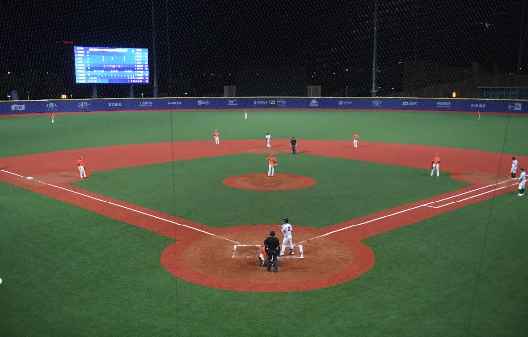 中国最大棒垒球场馆举行测试赛首秀