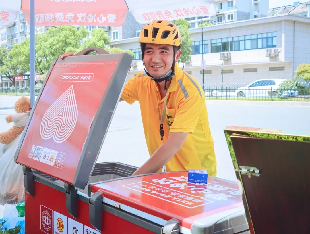 外卖员从爱心冰柜中拿取饮品。