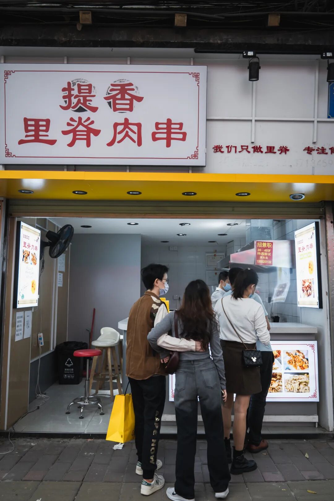 4��/����ȫ��ֻ��һ���Ｙ�⴮���¹��㵽���ڽֶ��ŵ���