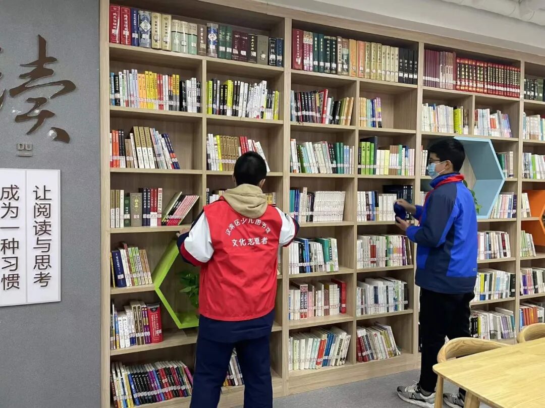 近年来,我馆常年面向社会招募志愿者,参与图书馆日常免费开放和阅读吧