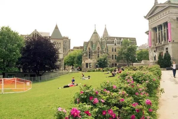 留学生必备！细数加拿大大学的留学费用，多大是。。真心的贵！ ... ...