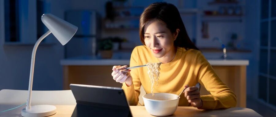 吃“夜宵”别太任性，多项研究表明，夜间进食会增加患糖尿病的风险！