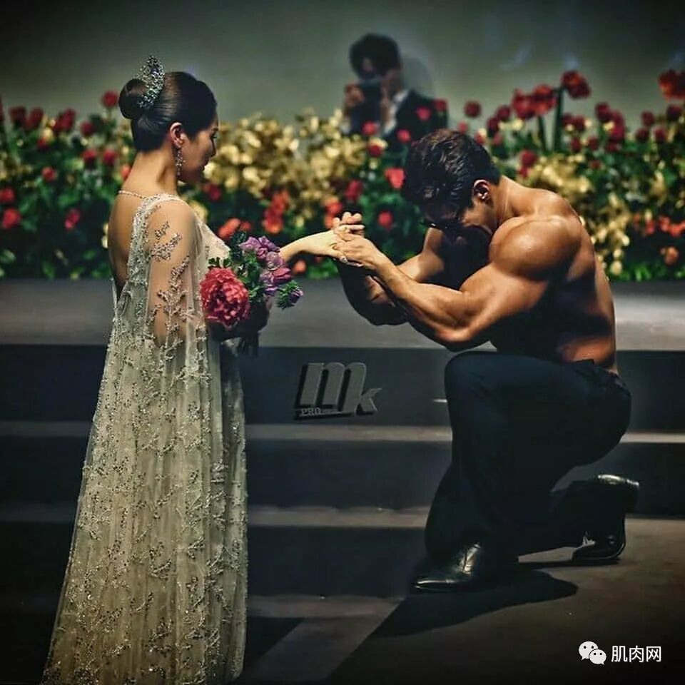 【美女】健身明星黄哲勋俘获性感小娇妻，网友：我非常担心她的身子！（组图） - 5