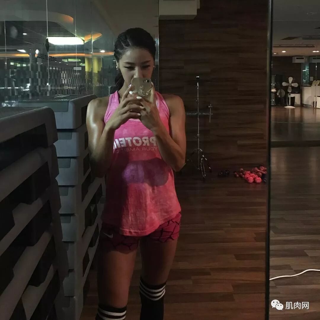 【美女】健身明星黄哲勋俘获性感小娇妻，网友：我非常担心她的身子！（组图） - 23