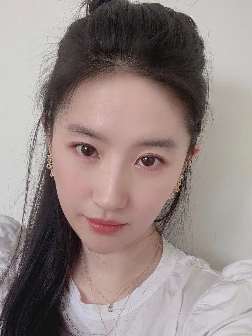 素颜的刘亦菲肌肤状态也是非常好.