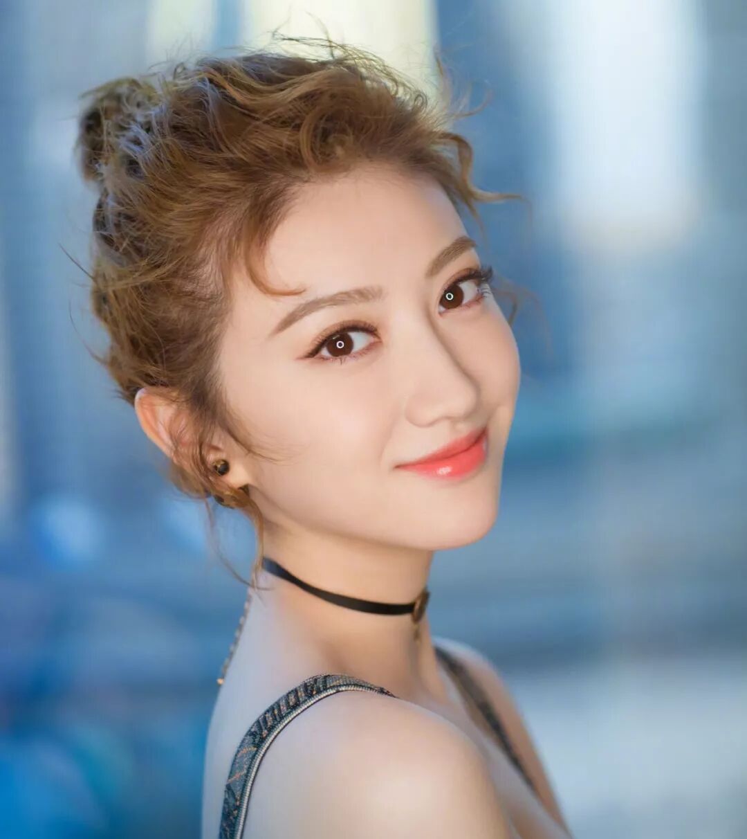 娜扎鱼尾裙超惊艳百搭丸子头更惹眼一款发型教你玩转365天优雅知性