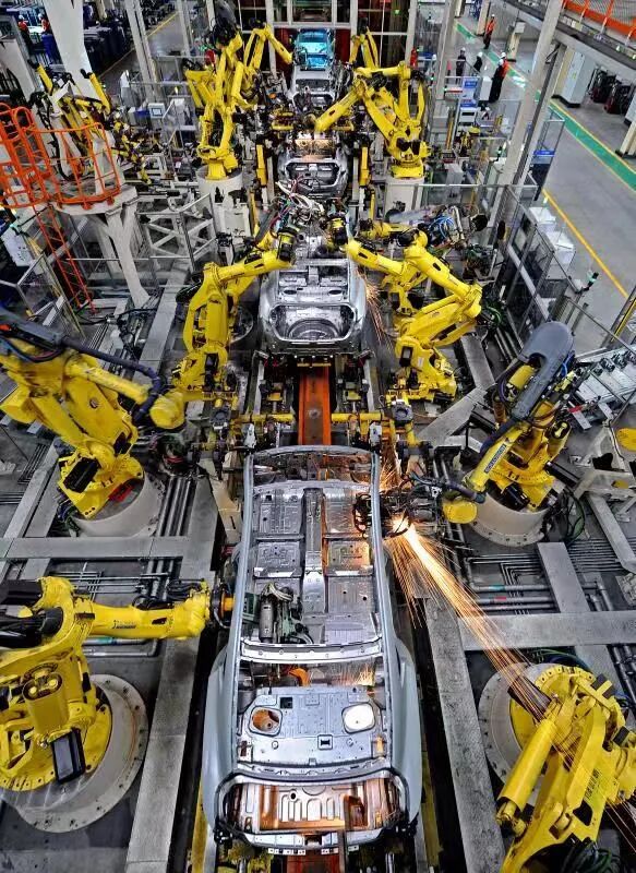 浙江吉利汽车有限公司春晓工厂高度信息化,自动化的车体焊接生产线