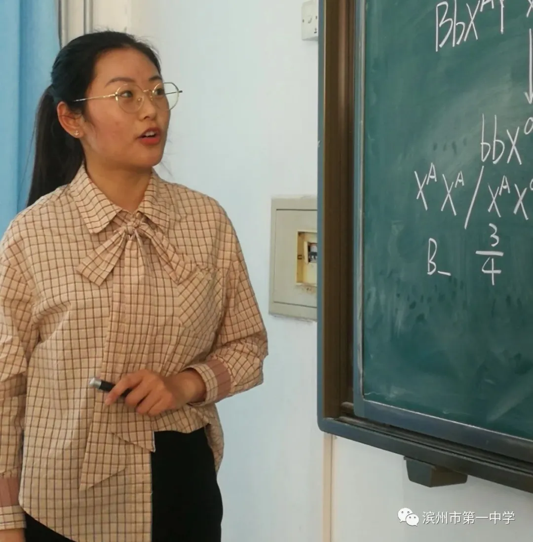 1.王慧敏老師在上生物課.jpg 1.王慧敏老師在上生物課.jpg