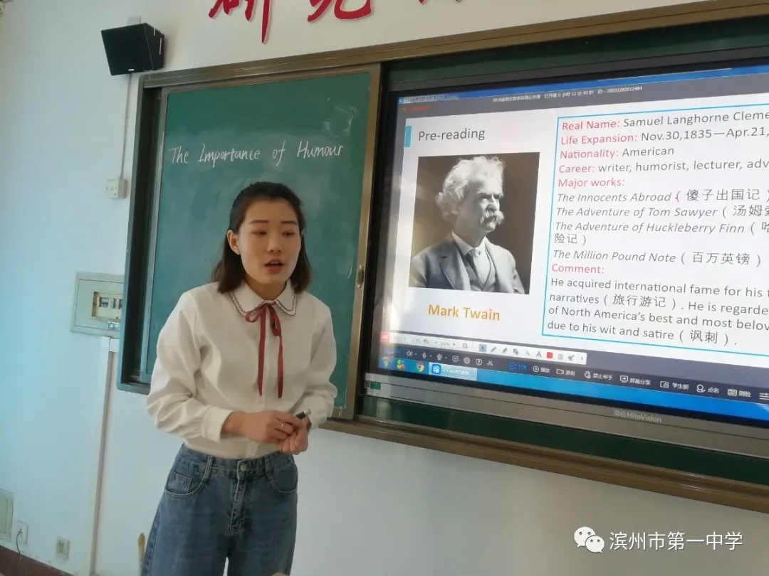 2.楊鑫茜老師在上英語課.jpg 2.楊鑫茜老師在上英語課.jpg