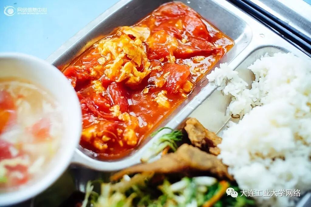 每天食堂的饭菜可以缓解军训的疲惫军训是大学第一课,我们都黑了一圈