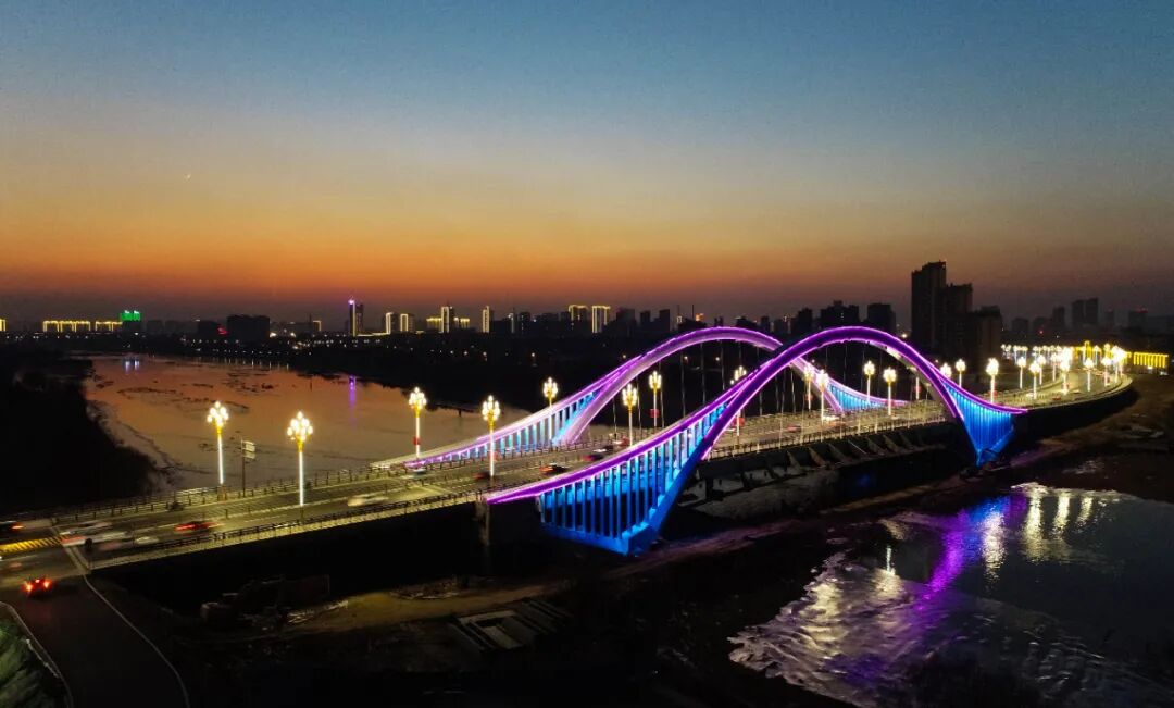 《金光街弥河桥夜景》--李丹清《静谧林海  冰上雪画》---张乐伦