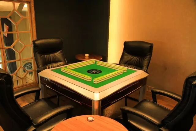 棋牌包厢环境, 每桌配以 4把真皮座椅,给您改一个舒服高端的麻将环境