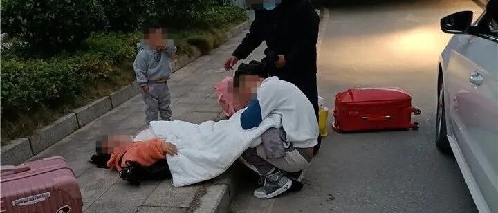 贵州女子高铁站路边分娩，现场一幕看哭众人，她给孩子取名叫……