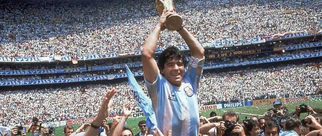 突发！马拉多纳去世！永别，上帝之手！网友：年初带走科比，年终带走球王……