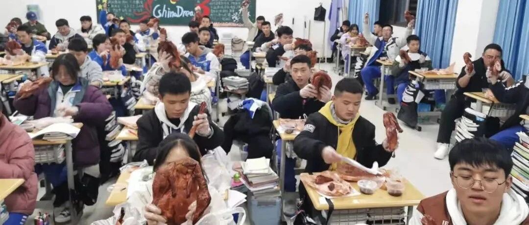 慕了！班主任请60位学生吃烤鸭，学生：一人一只不用切！网友：“这烤鸭比我脸还大！”