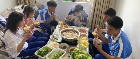 “我喜欢请学生吃火锅！”贵州一高中老师每周下厨给学生做火锅”，超暖心→