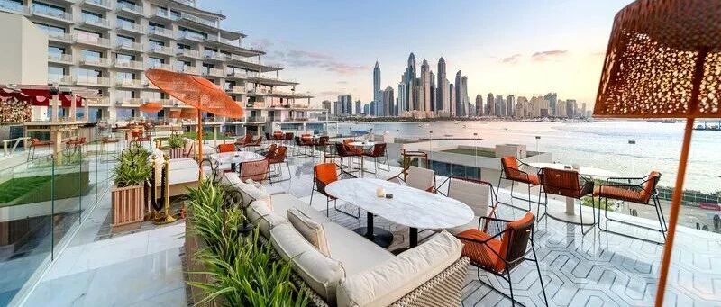 阳光正好，我们把餐桌搬到了露台