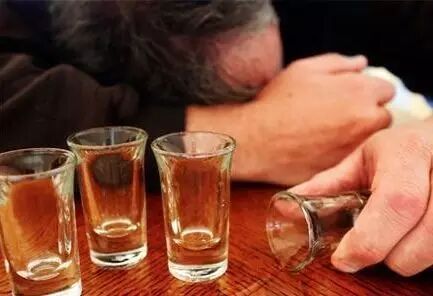白酒+啤酒=自杀？快看看