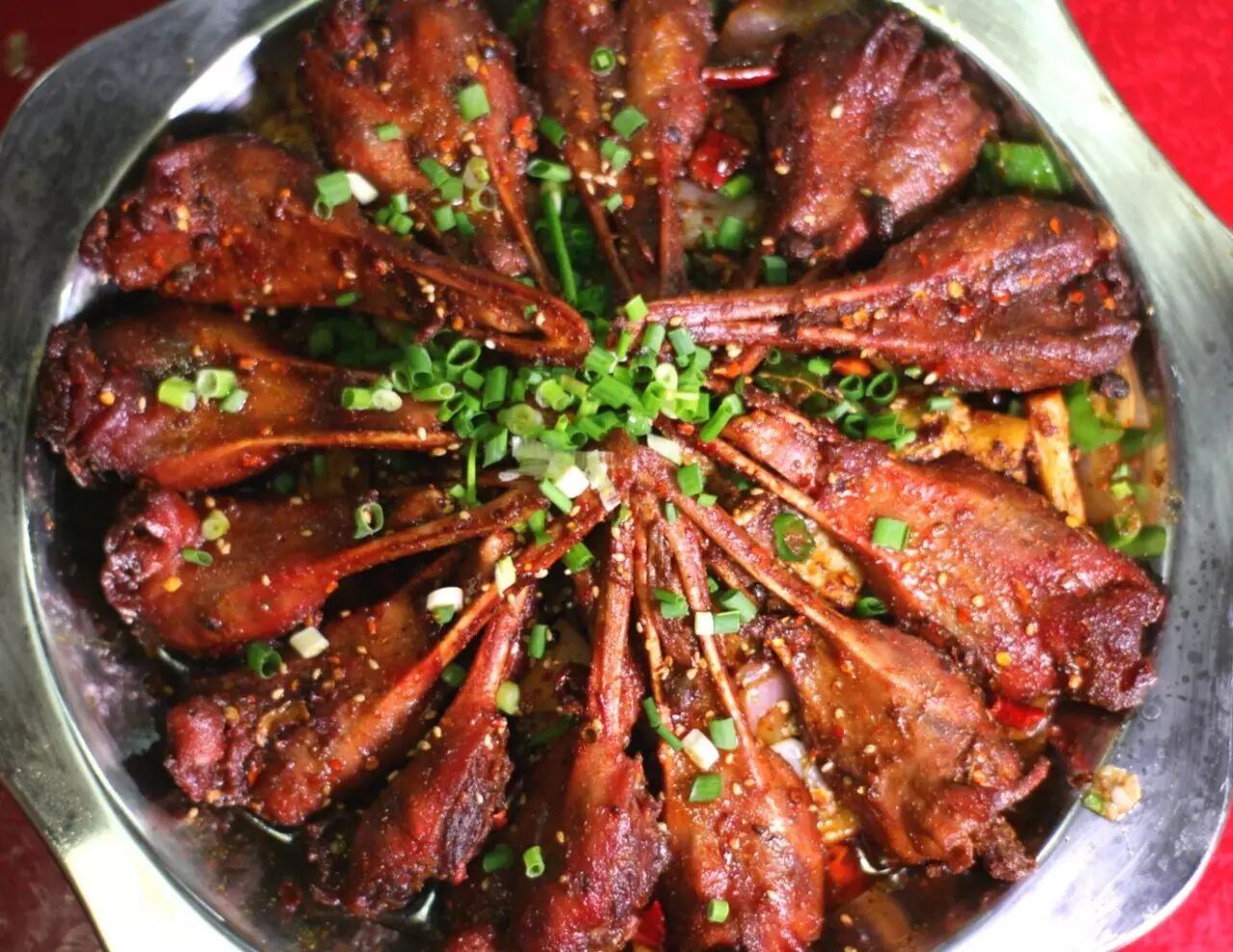  干锅鸭唇> 他家的干锅也比较畅销,尤其是这道干锅鸭唇,说实话,小李子