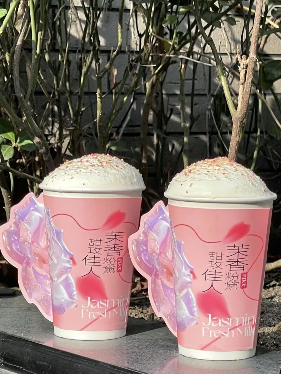 爷爷不泡樱花系列(左),蜜城之恋茉莉玫瑰鲜奶茶(右)03■春季当季水果
