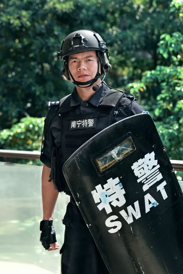 警徽