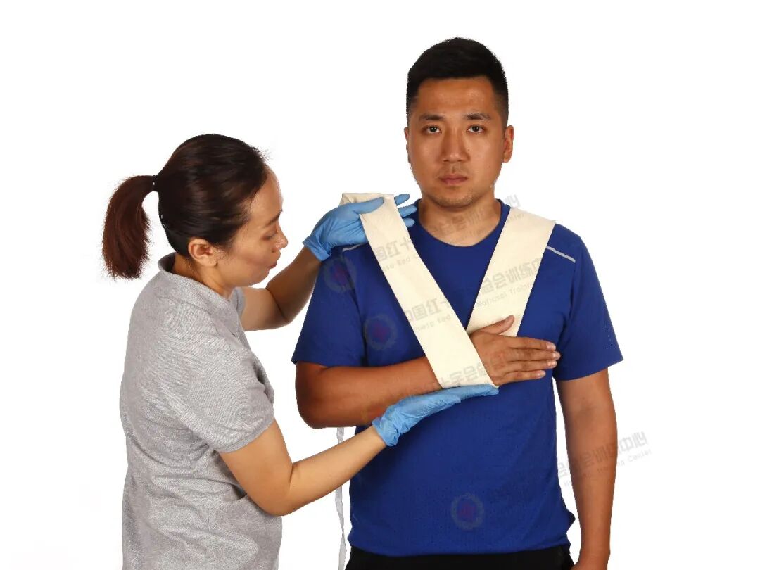 医用绷带怎么绑图解应急救护科普 ｜ 现场包扎技术之三角巾悬臂带_https://www.jmylbn.com_新闻资讯_第10张