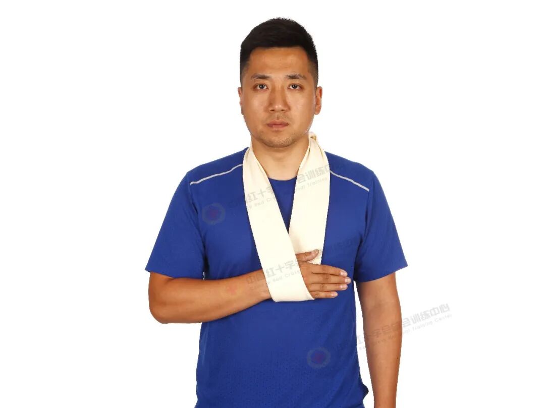 医用绷带怎么绑图解应急救护科普 ｜ 现场包扎技术之三角巾悬臂带_https://www.jmylbn.com_新闻资讯_第12张