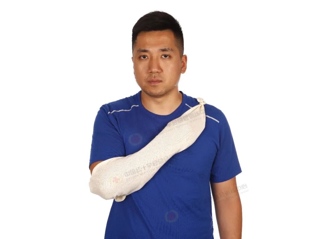 医用绷带怎么绑图解应急救护科普 ｜ 现场包扎技术之三角巾悬臂带_https://www.jmylbn.com_新闻资讯_第17张