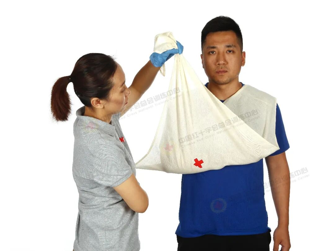 医用绷带怎么绑图解应急救护科普 ｜ 现场包扎技术之三角巾悬臂带_https://www.jmylbn.com_新闻资讯_第2张