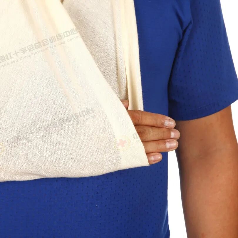 医用绷带怎么绑图解应急救护科普 ｜ 现场包扎技术之三角巾悬臂带_https://www.jmylbn.com_新闻资讯_第6张