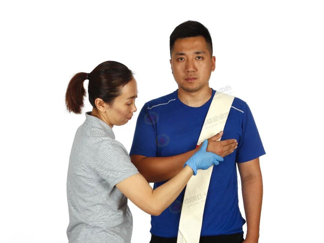 医用绷带怎么绑图解应急救护科普 ｜ 现场包扎技术之三角巾悬臂带_https://www.jmylbn.com_新闻资讯_第9张