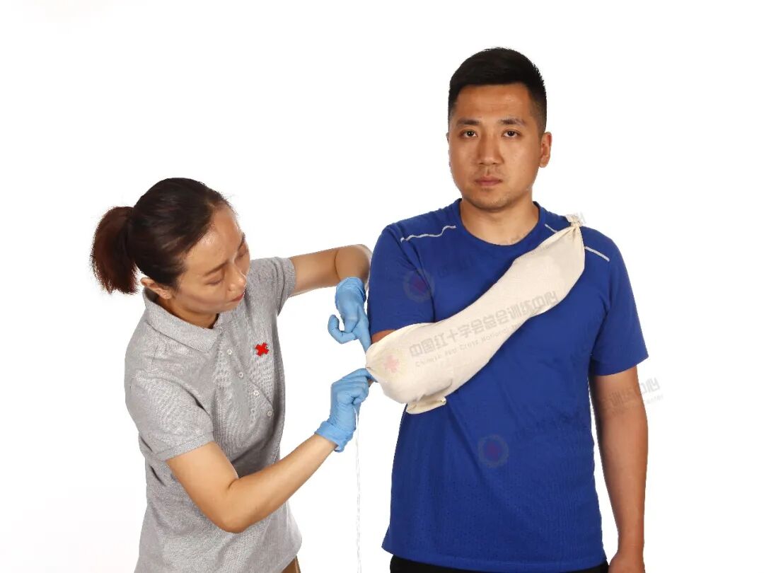 医用绷带怎么绑图解应急救护科普 ｜ 现场包扎技术之三角巾悬臂带_https://www.jmylbn.com_新闻资讯_第16张