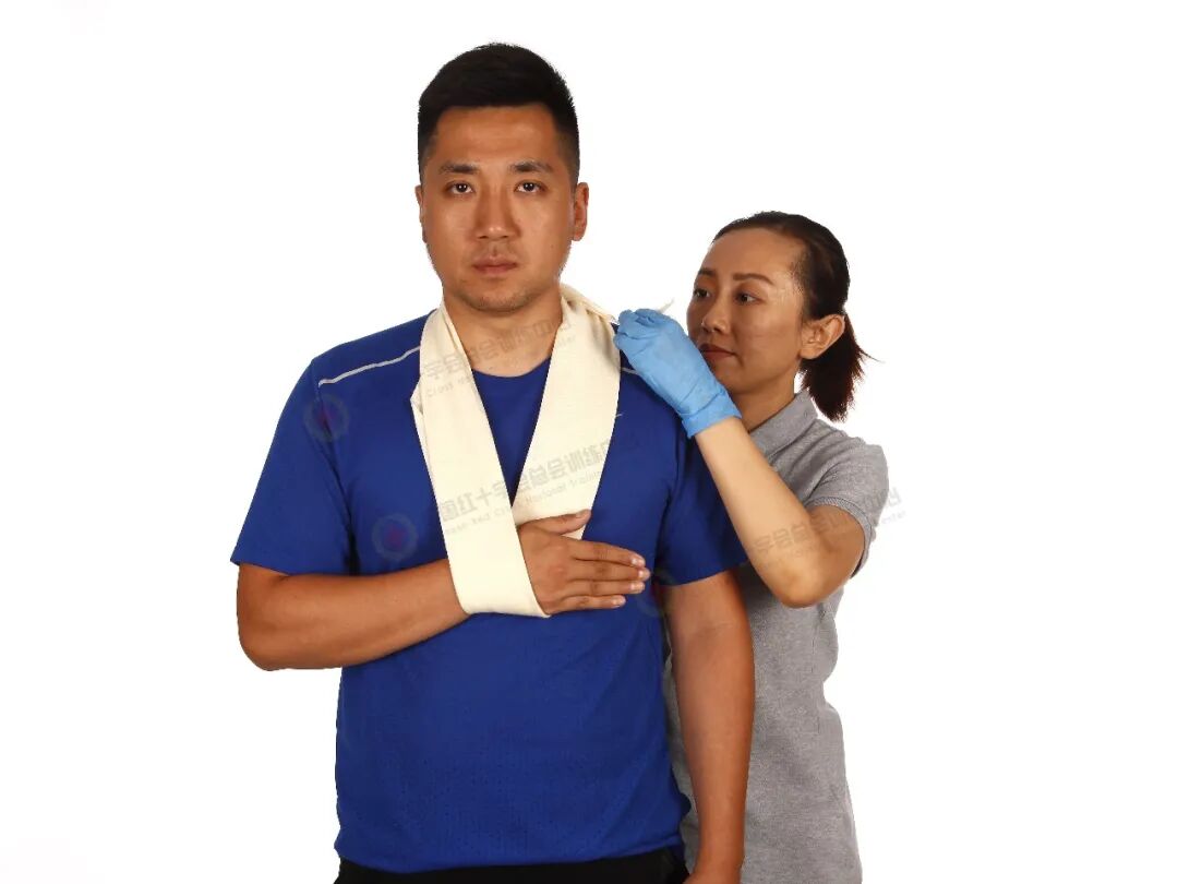 医用绷带怎么绑图解应急救护科普 ｜ 现场包扎技术之三角巾悬臂带_https://www.jmylbn.com_新闻资讯_第11张