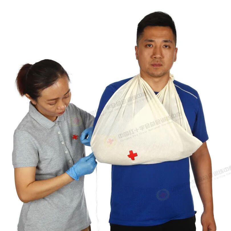 医用绷带怎么绑图解应急救护科普 ｜ 现场包扎技术之三角巾悬臂带_https://www.jmylbn.com_新闻资讯_第5张