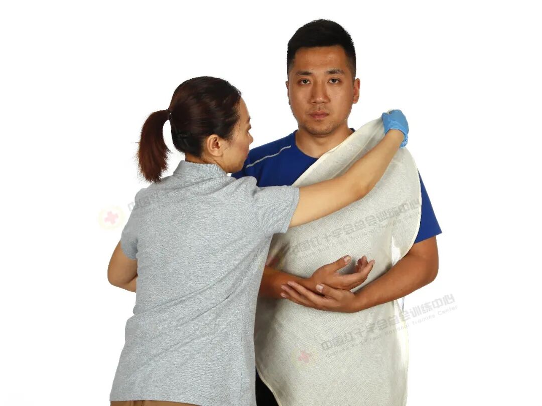 医用绷带怎么绑图解应急救护科普 ｜ 现场包扎技术之三角巾悬臂带_https://www.jmylbn.com_新闻资讯_第1张