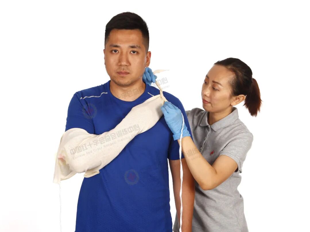 医用绷带怎么绑图解应急救护科普 ｜ 现场包扎技术之三角巾悬臂带_https://www.jmylbn.com_新闻资讯_第15张