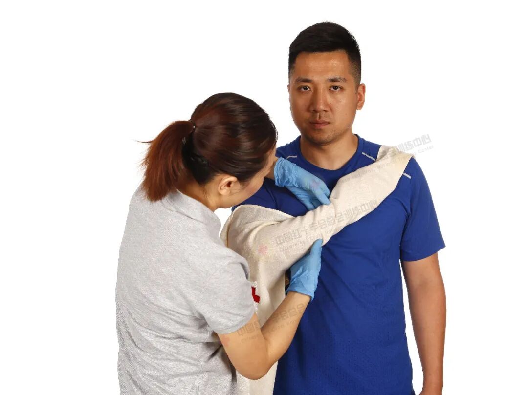 医用绷带怎么绑图解应急救护科普 ｜ 现场包扎技术之三角巾悬臂带_https://www.jmylbn.com_新闻资讯_第14张